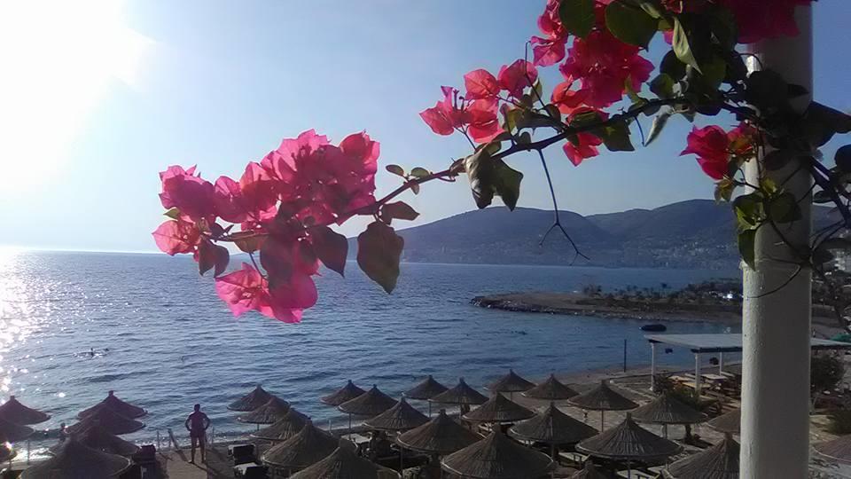 Aler Holiday Inn Sarandë エクステリア 写真